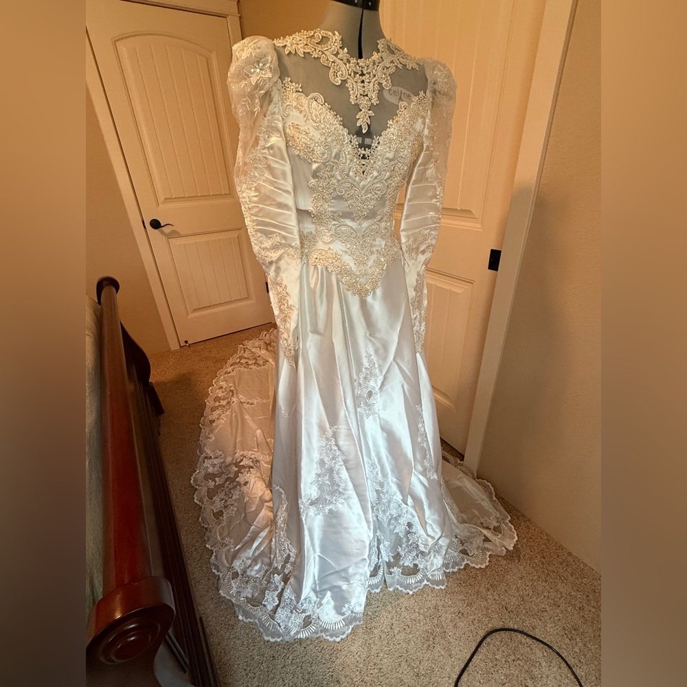 Elegant White Lace Wedding Dress